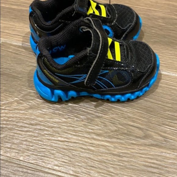 Reebok Baby Boy Black Mesh Lace up Velcro Running Sneaker Shoes Size 4 - Picture 2 of 4